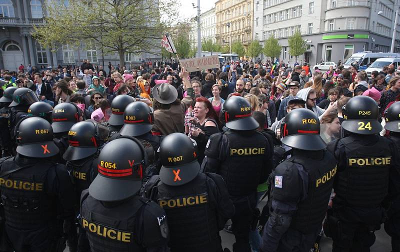 Prvomájový pochod příznivců extrémní pravice v Brně a jejich odpůrci organizovaní pod iniciativou Brno blokuje.