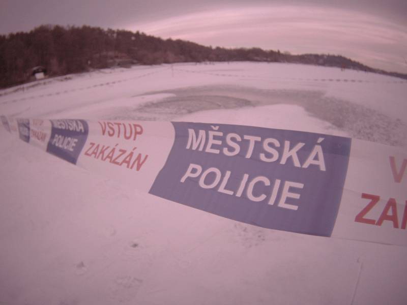 Brněnští strážníci v sobotu odpoledne znovu intenzivně zkontrolovali stav ledu na Brněnské přehradě. Zjistili, že na několika místech vodní plochy hrozí návštěvníkům vážné nebezpečí.