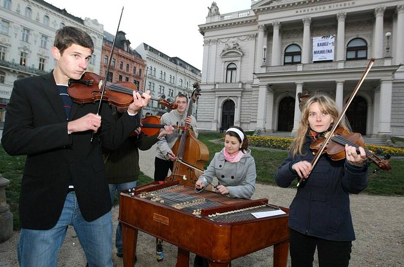 Odboráři lákali na demonstraci 17. listopadu.