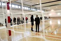 Zahrát si basketbal, volejbal či jiné míčové sporty mohou lidé z Tuřan v nové sportovní hale. V pondělí byla nově dokončená hala za téměř padesát milionů slavnostně otevřena.