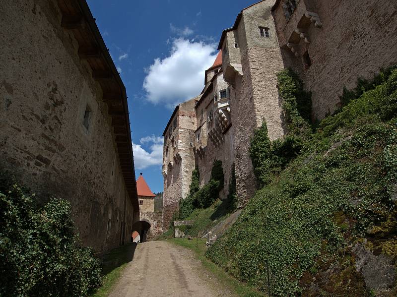 Hrad Pernštejn si zahrál v televizním seriálu Návštěvníci.