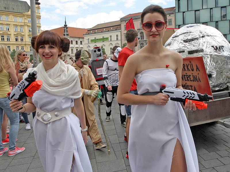 Máj padla, vstříc oslavám. Symbolické pořezání májky na náměstí Svobody předznamenalo festivalový den Brněnského Majálesu, který po poledni začal v areálu brněnského výstaviště.