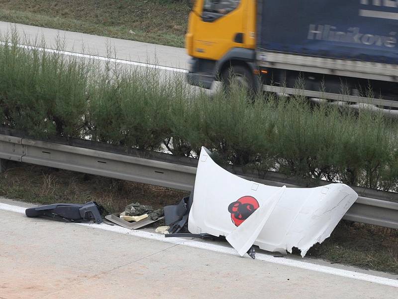 Při nehodě kamionu na dálnici D1 mezi Vyškovem a Brnem zemřel řidič.
