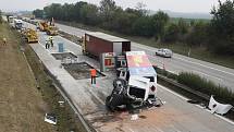 Při nehodě kamionu na dálnici D1 mezi Vyškovem a Brnem zemřel řidič.