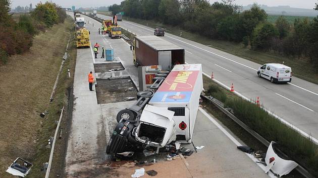 Při nehodě kamionu na dálnici D1 mezi Vyškovem a Brnem zemřel řidič.
