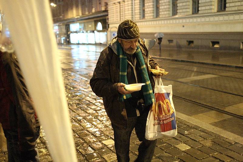 Teplo domova a pohodlnou postel vyměnila Jana Vondrová za kamennou dlažbu na rušné ulici. Společně s dvaceti dalšími lidmi se zapojila do akce brněnské charity. 