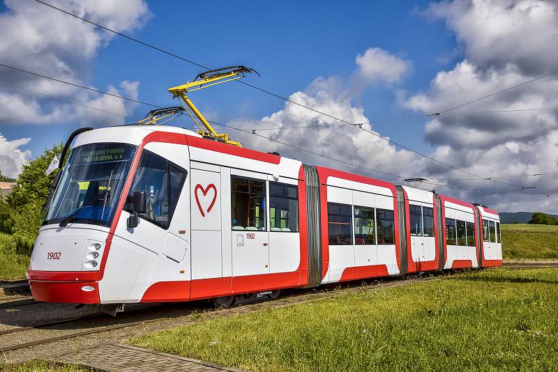 První brněnská tramvaj Škoda 13T dostala při modernizaci nový barevný vzhled.