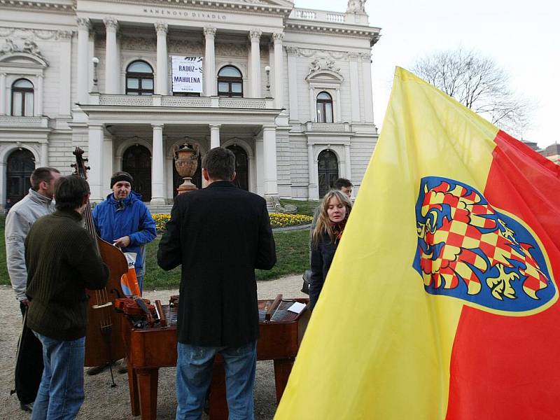 Odboráři lákali na demonstraci 17. listopadu.