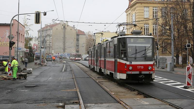 Oprava brněnské Křenové ulice skončí podle dopravního podniku dřív než posledního listopadu.