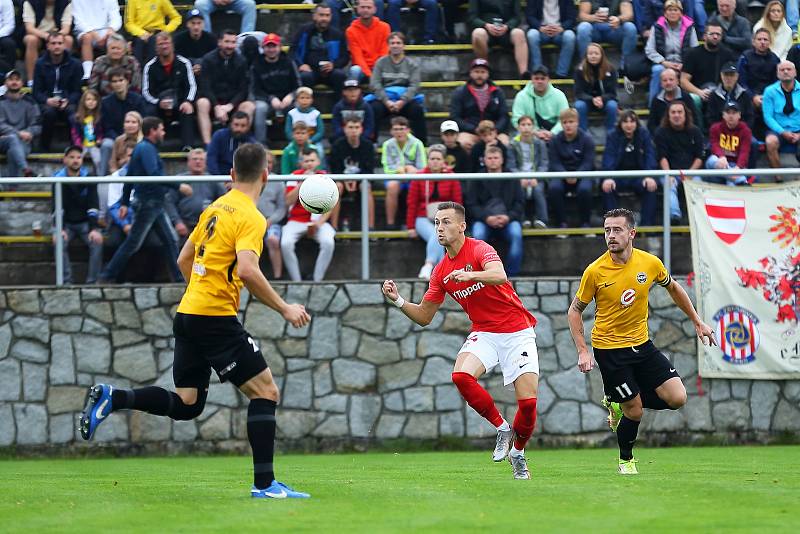 Fotbalisté Zbrojovky (v červeném) ve druhém kole MOL Cupu zvítězili v Rosicích 4:0.