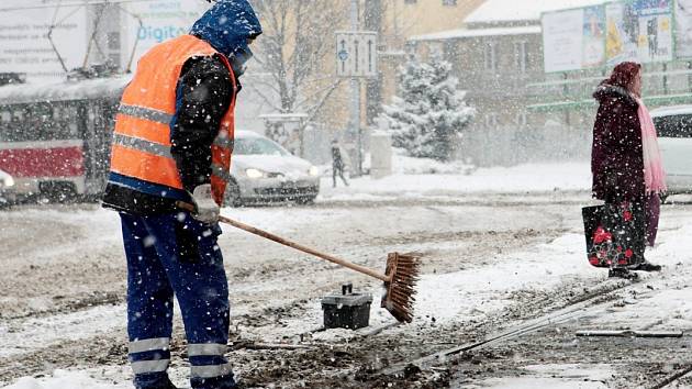 Čtvrteční ráno se v Brně neslo ve znamení hustého sněžení a bílé pokrývky. Chodci se museli vypořádat s klouzajícími chodníky, řidiči zase museli být opatrní na silnicích.