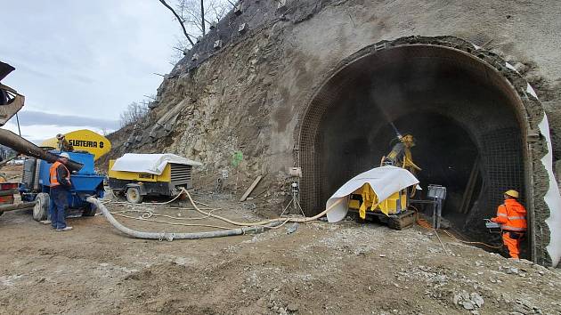 Stavba VMO v Žabovřeské ulici pokračuje budováním provozně-technologického objektu, hydroizolací tunelu nebo třeba vrtáním pilot základů silniční galerie.