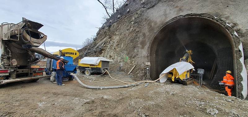 Stavba VMO v Žabovřeské ulici pokračuje budováním provozně-technologického objektu, hydroizolací tunelu nebo třeba vrtáním pilot základů silniční galerie.