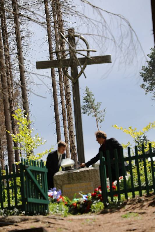 Stovky lidí si v Hodoníně u Kunštátu na Blanensku připomněly při pietním aktu k oběti holocaustu Romů a Sintů.