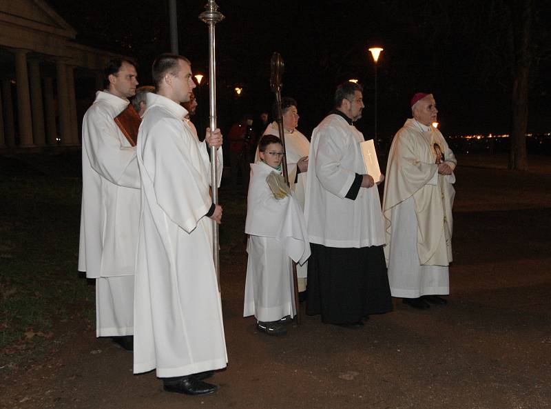 Sady ozářil průvod světla. Brňané šli s biskupem na mši.