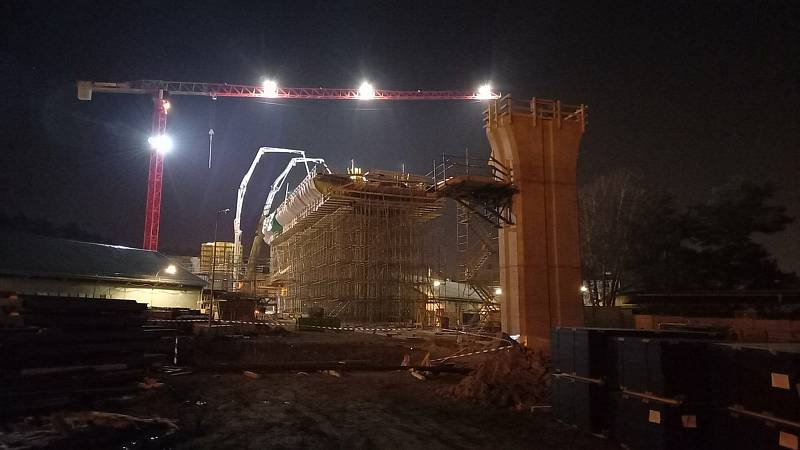 První betonáž mostovky estakády na stavbě velkého městského okruhu Tomkovo náměstí a Rokytova.