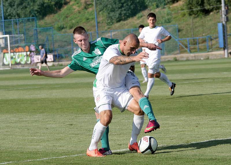 Co víc si na úvod divizního podzimu přát než souboj s tradičním rivalem. Úvodní derby divize zvládla líp Bystrc (v zeleném), díky chybám Bohunic (v bílém)