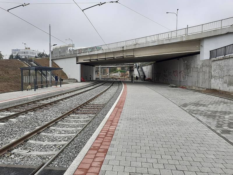 Přístřešek brněnské tramvajové zastávky Osová pod mostem zmizel.