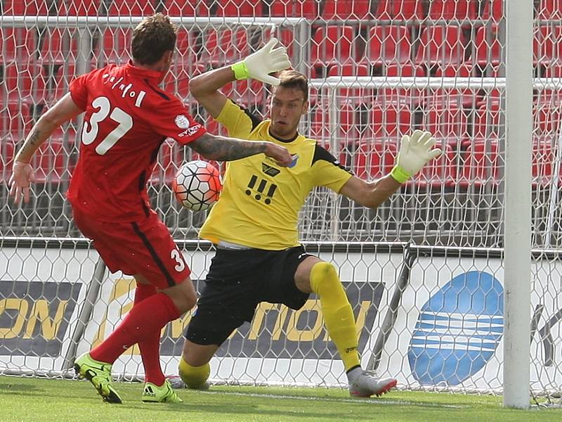 Fotbalisté Zbrojovky Brno (v červeném) porazili Baník Ostrava 2:1.