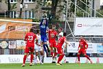 Fotbalisté Zbrojovky (v červeném) v šestém kole nejvyšší soutěže podlehli na domácím hřišti Karviné 0:2.