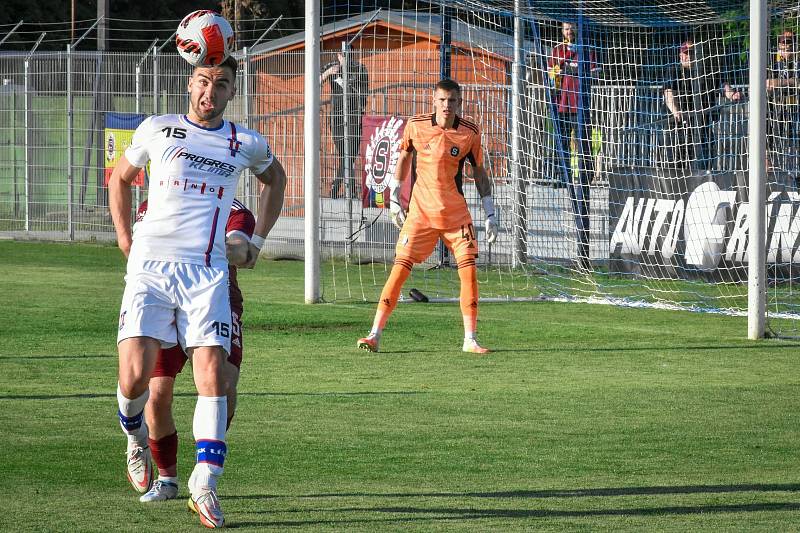 Líšeňští fotbalisté (v bílém) porazili rezervu pražské Sparty 1:0.