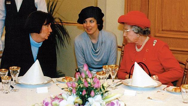 Hotel International funguje v Brně už šedesát let. Na snímku z roku 1996 je britská královna Alžběta II. (vpravo).