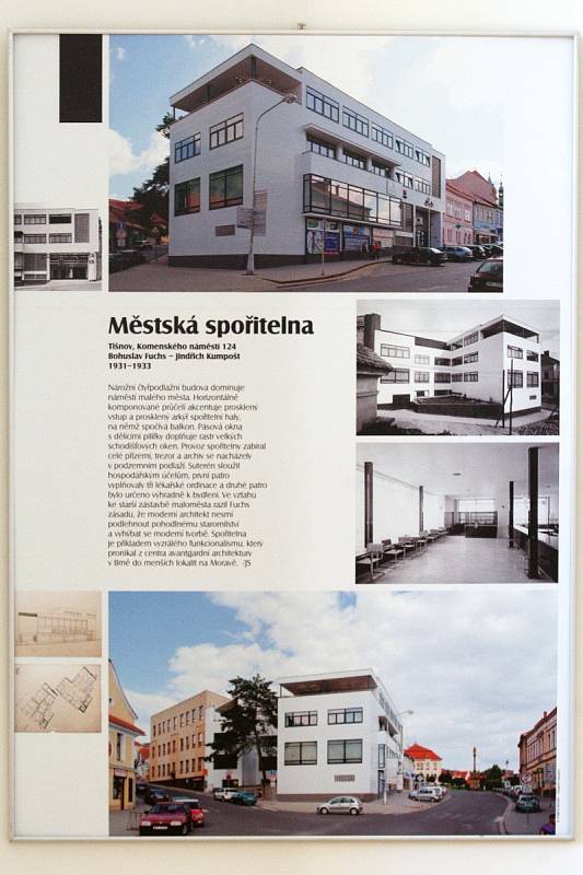 Výstavy mapující dílo architekta Bohuslava Fuchse putují po celé republice už od března, kdy by umělec oslavil 120. narozeniny. Expozice rodinných domů z jeho dílny dorazila ve čtvrtek do Znojma. O pátku je pak k vidění i výstava v Brně.