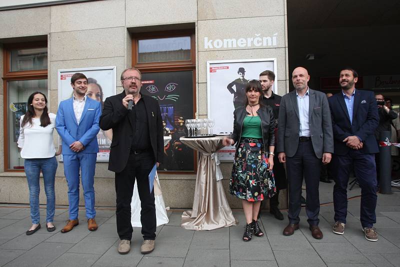 Další pětice herců Městského divadla Brno otiskla v pondělí odpoledne své ruce do "chodníku slávy" v Lidické ulici.