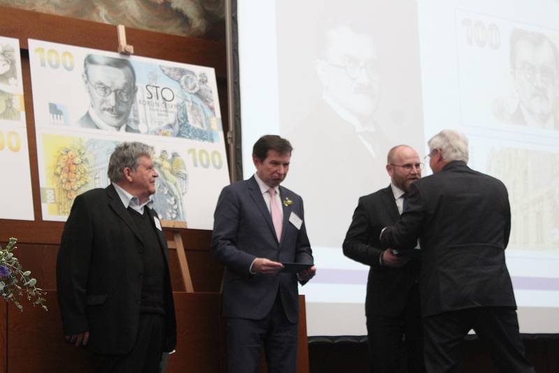Slavnostní představení pamětní bankovky s Karlem Englišem.