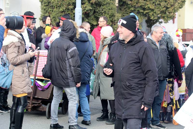 Brněnskou Líšní prošel v sobotu odpoledne průvod krojovaných a maškar.