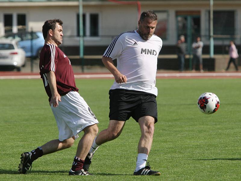 V sobotu se viceprezident Juventusu a držitel Zlatého míče Pavel Nedvěd s bývalými reprezentačními parťáky a kamarády zúčastnil oslav výročí sta let třetiligového klubu a křtu nové umělé trávy.