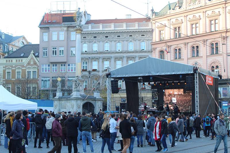 V Brně lidé slaví třicetileté výročí sametové revoluce na náměstí Svobody na akci Brněnský sedmnáctý.