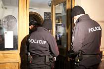 Policisté v sobotu večer kontrolovali v centru Brna restaurace a podobné podniky, zda dodržují vládní opatření a mají po desáté večer zavřeno.