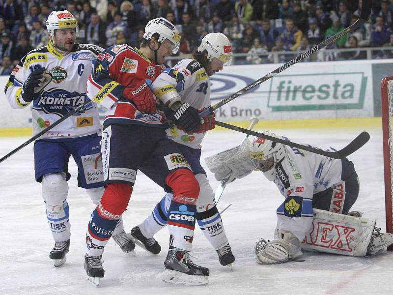 Kometa (v bílém) zdolala Pardubice 5:4.