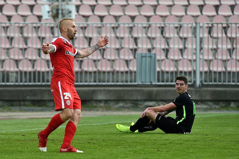 27. kolo FNL mezi domácí FC Zbrojovkou Brno (červená) a FC Hradcem Králové (černá)