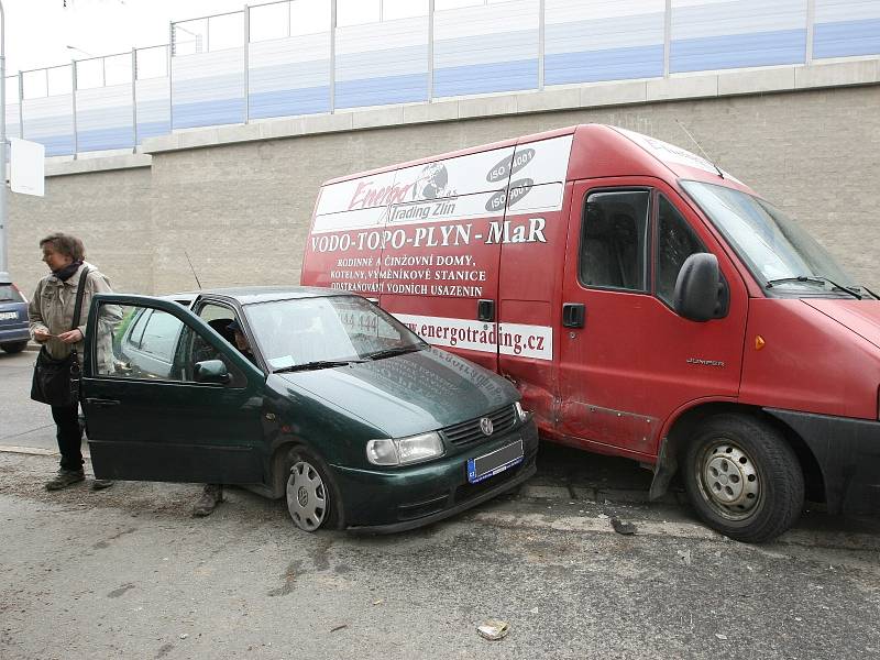 Potlučeným předkem osobního auta, prasklou pneumatikou a promáčklým bokem dodávky skončila v pátek odpoledne nehoda v Bráfově ulici v brněnských Žabovřeskách.