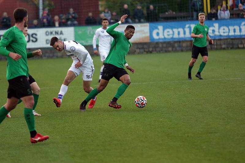 Líšeňští fotbalisté (v bílém) zdolali Příbram na domácím hřišti 4:1.