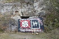 Hákové kříže a symbol Schutzstaffelu. Vandalové poničili národní památku