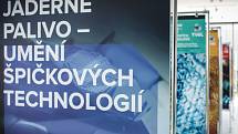 Patnáct výstavních fotografií přirovnává moderní technologie k významným uměleckým památkám, jako je pyramida u pařížské galerie Louvre či skicy Leonarda da Vinciho.