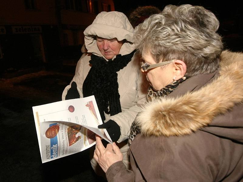 Krátce po šesté hodině večer zpívá koledy na náměstí v Pohořelicích na Brněnsku asi sto padesát lidí pod vedením pohořelického sboru Mužáků.