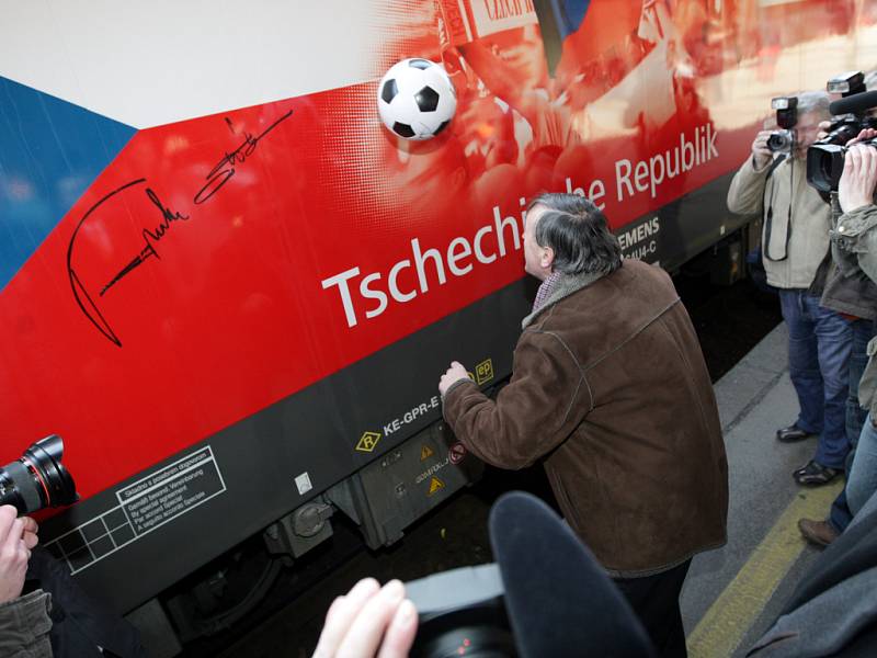Antonín Panenka křtí fotbalovou lokomotivu Taurus.