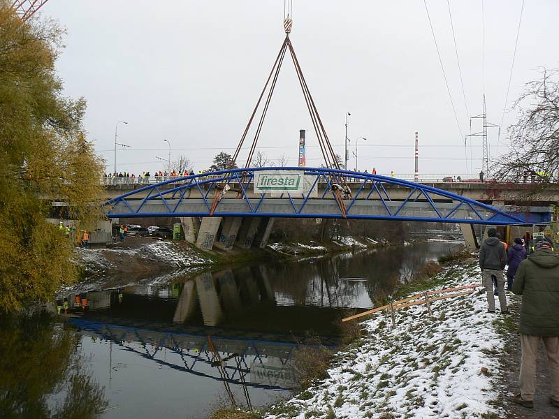 Poslední listopadové úterý dělníci osadili novou lávku pro pěší. Najdou ji u Tomkova náměstí v Brně a překlenula řeku Svitavu.