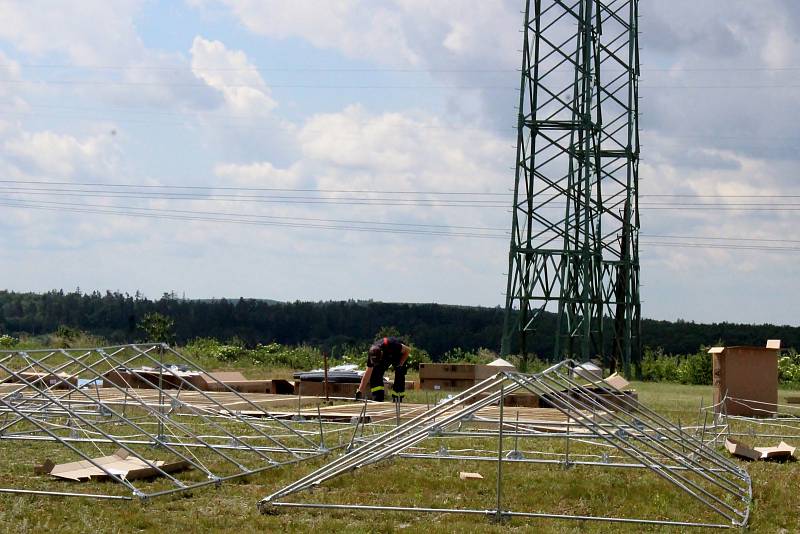 Hasiči začali ve středu dopoledne se stavbou stanového městečka pro uprchlíky z Ukrajiny. Vyroste v blízkosti Automotodromu Brno u Ostrovačic na Brněnsku.