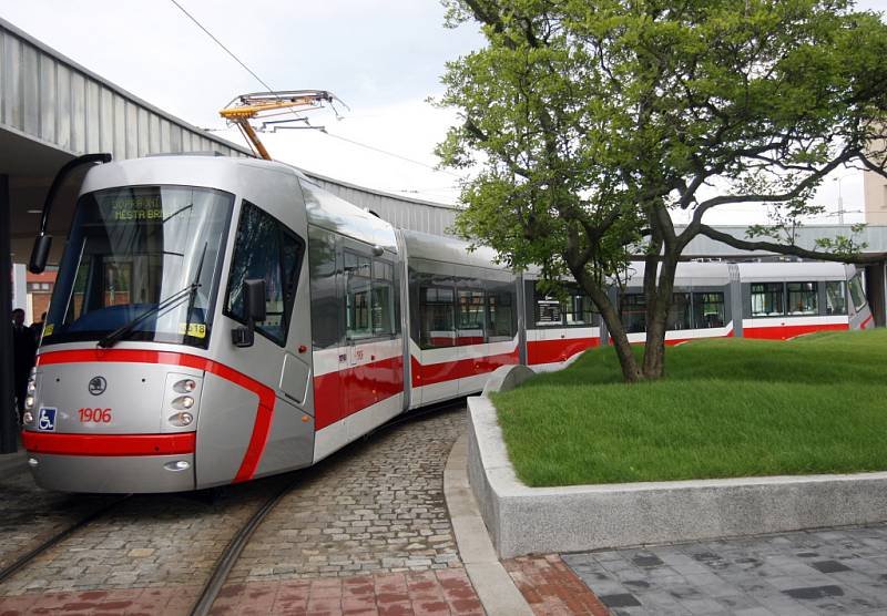 Brněnský dopravní podnik pokřtil ve vozovně Pisárky čtyři nové tramvaje Škoda 13T s Porsche designem.