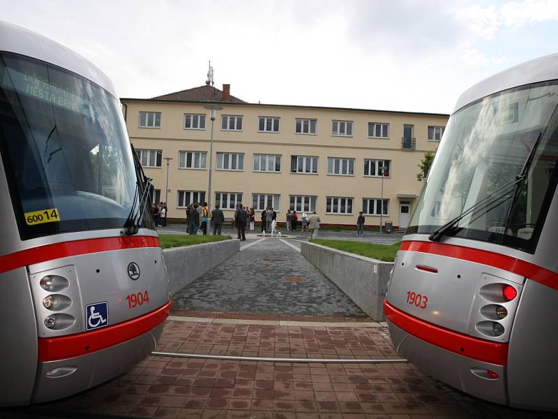 Brněnský dopravní podnik pokřtil ve vozovně Pisárky čtyři nové tramvaje Škoda 13T s Porsche designem.