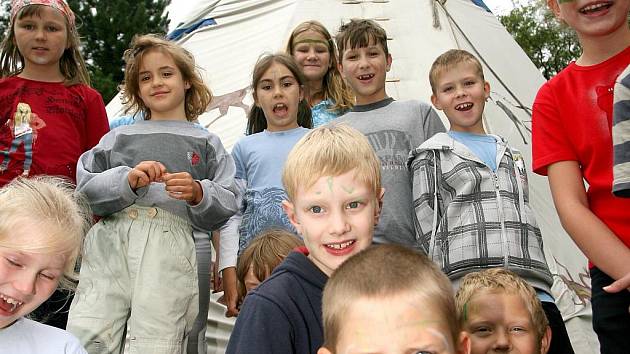 Jak se žilo indiánům v dobách divokého západu si tento týden vyzkouší děti v příměstském táboře, které pro ně pořádá brněnské Centrum volného času Lužánky.