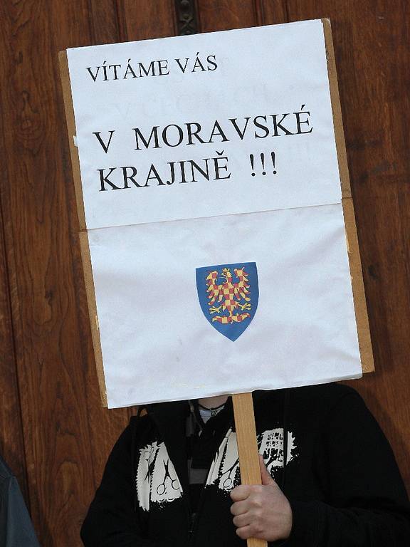 Strana Moravané protestuje. Důvodem je diskuze Úsvit v Čechách