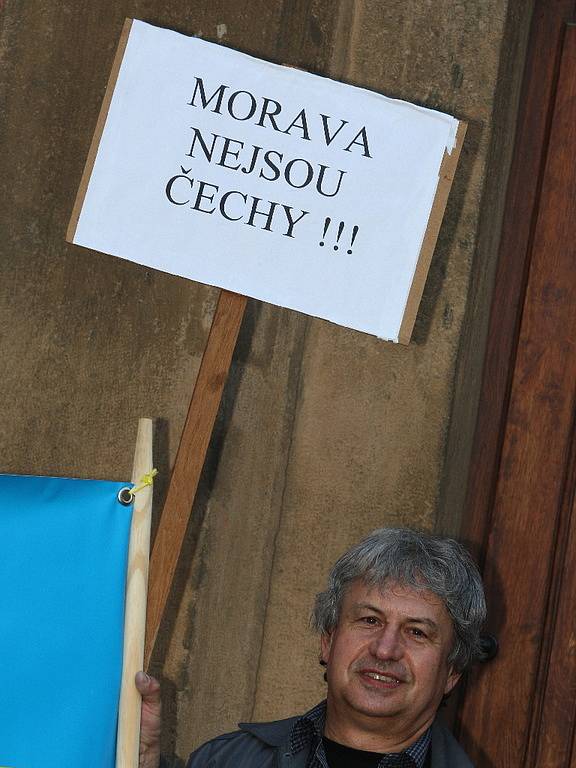 Strana Moravané protestuje. Důvodem je diskuze Úsvit v Čechách