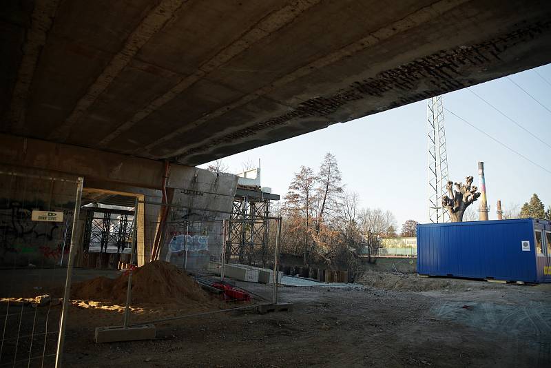 Montáž mostního provizoria vedle současného mostu u Tomkova náměstí v Brně, který půjde na jaře k zemi.