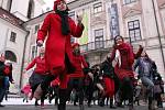 Svátek svatého Valentýna si skupina žen a mužů vybrala k protestu proti násilí na ženách. Přes dvacet jich na Moravském náměstí zatančilo společnou choreografii na píseň Break the Chain.